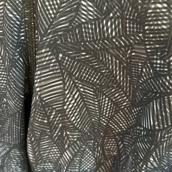 Lululemon Olive Green Leaf Print Leggings. Size 4. - Picture 11 of 13